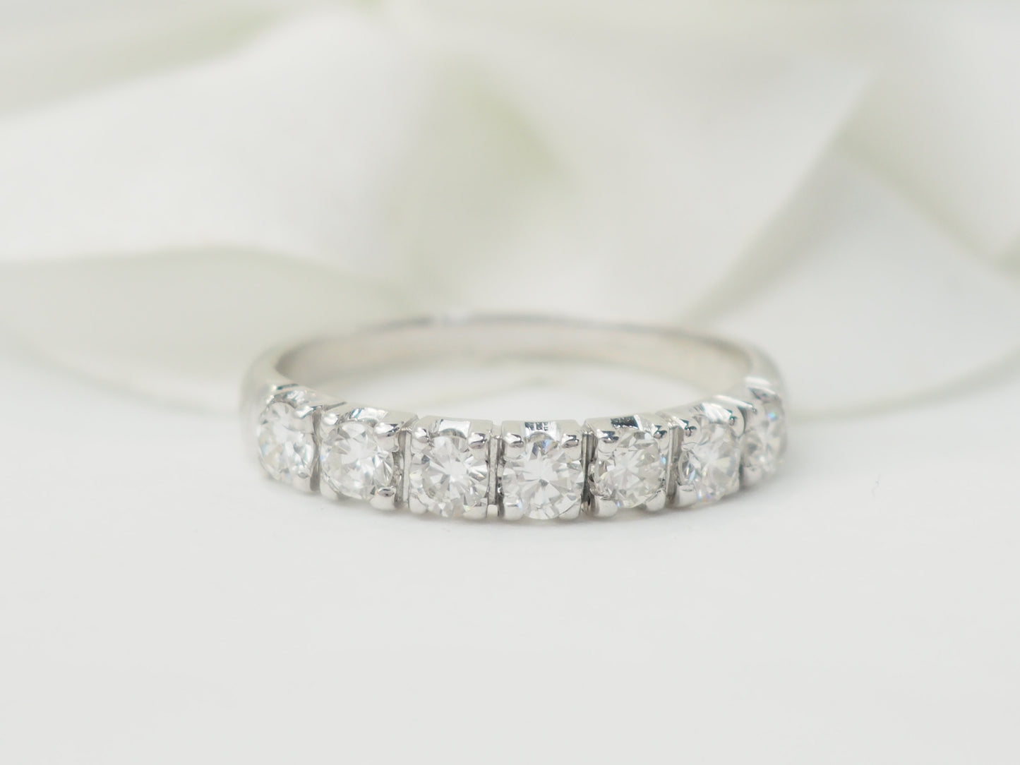 Alliance en or blanc et diamants