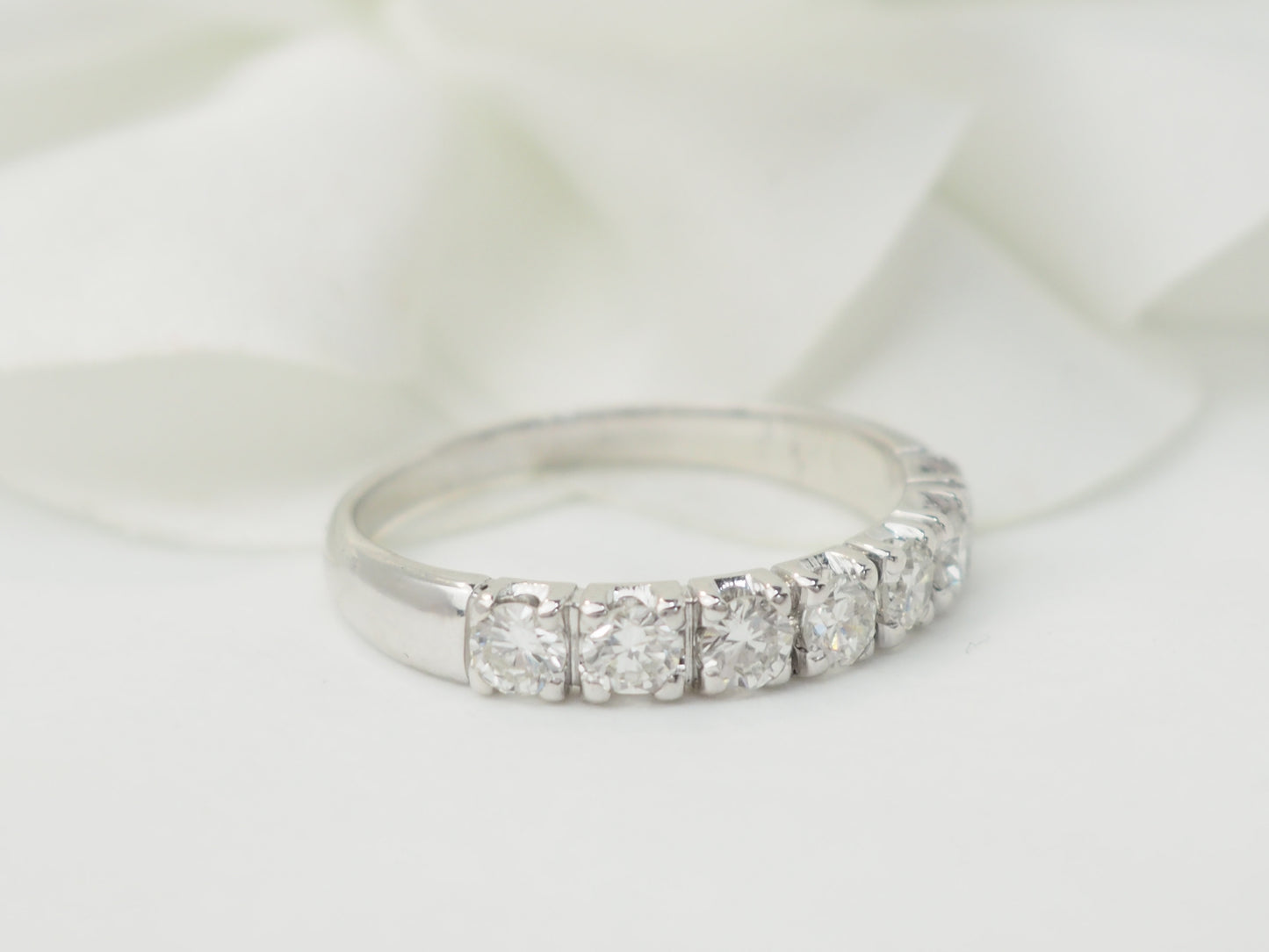 Alliance en or blanc et diamants