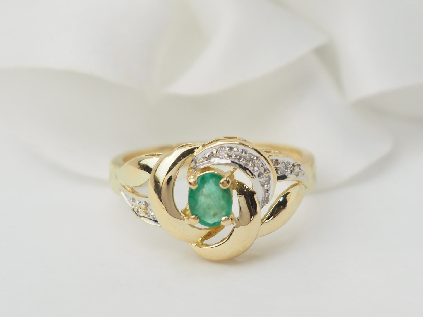 Bague vintage en or jaune, émeraude et diamants