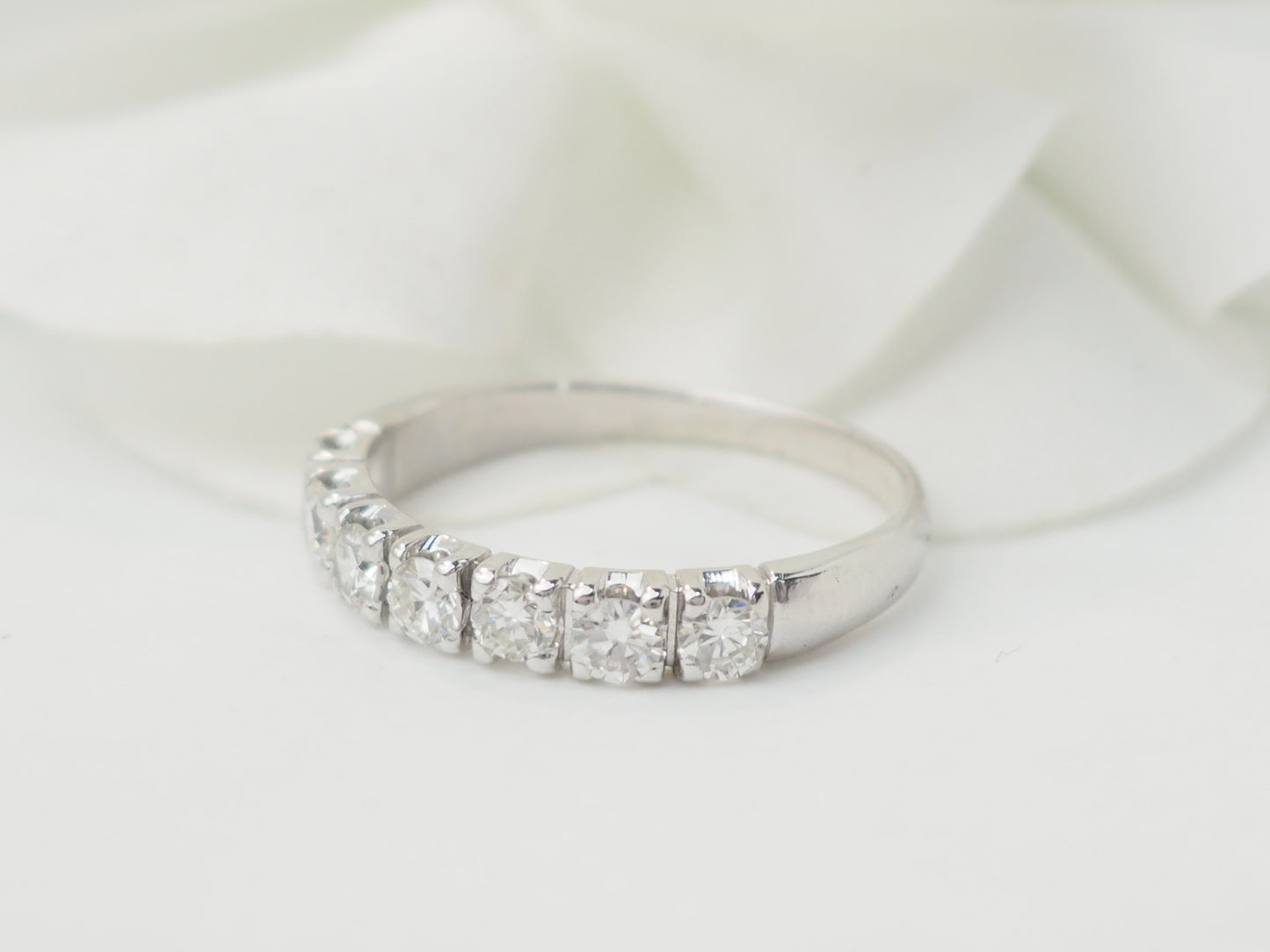 Alliance en or blanc et diamants