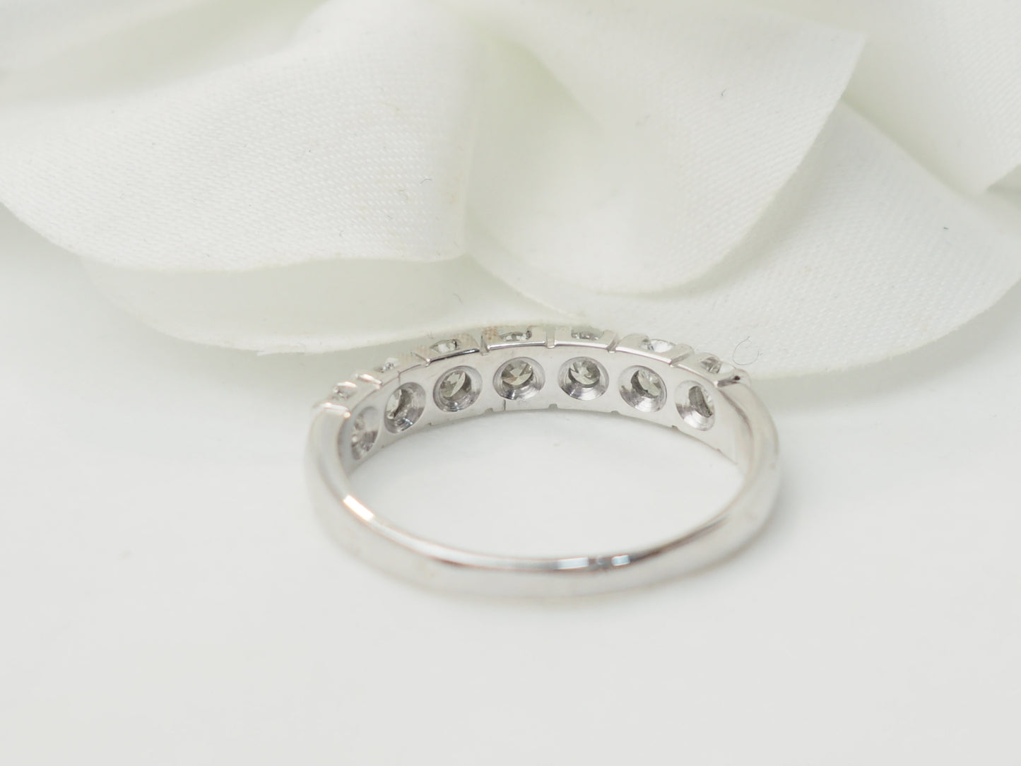 Alliance en or blanc et diamants