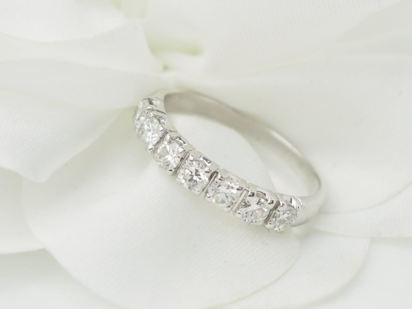 Alliance en or blanc et diamants