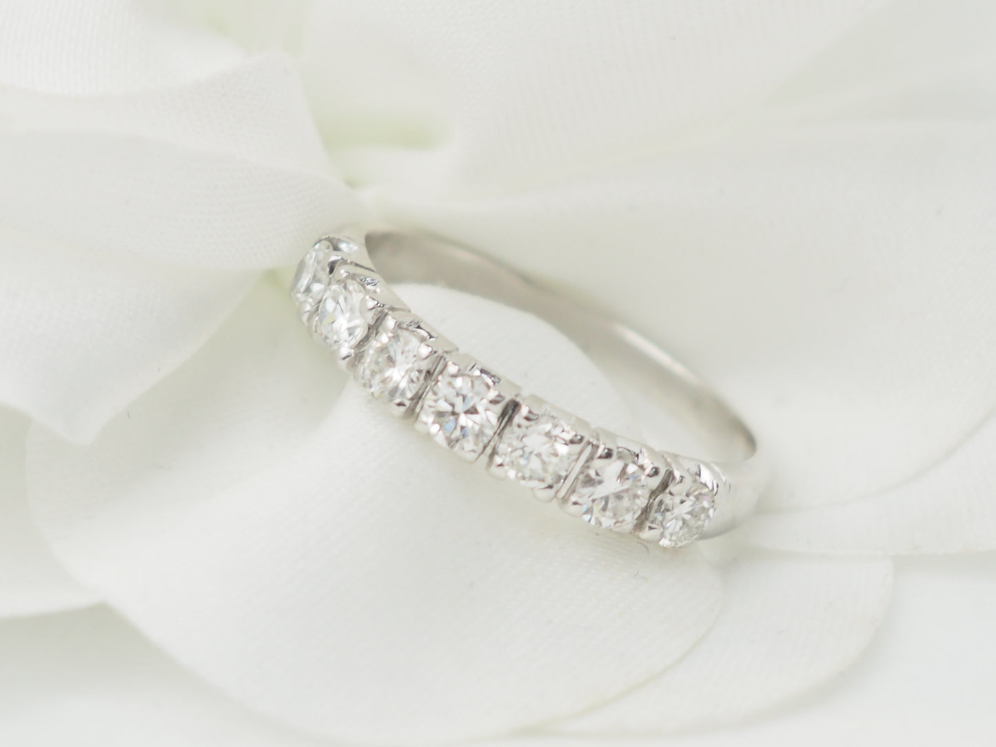 Alliance en or blanc et diamants