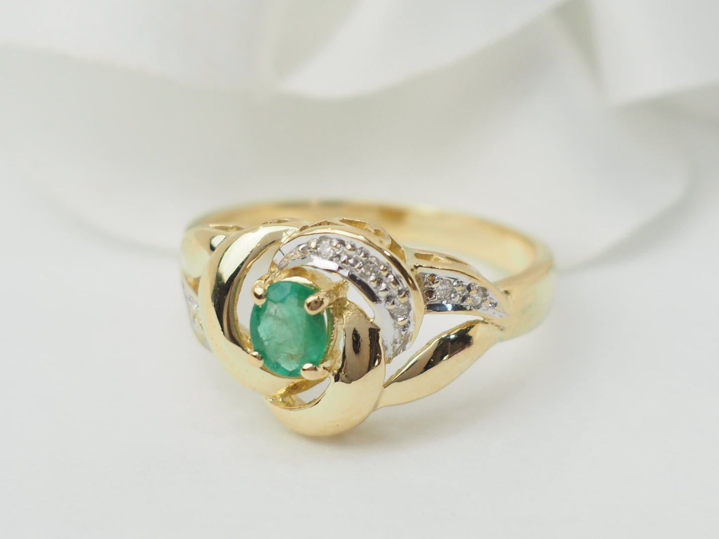 Bague vintage en or jaune, émeraude et diamants
