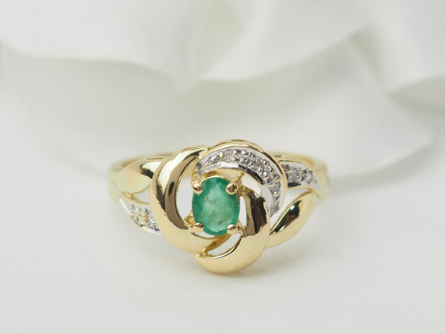 Bague vintage en or jaune, émeraude et diamants