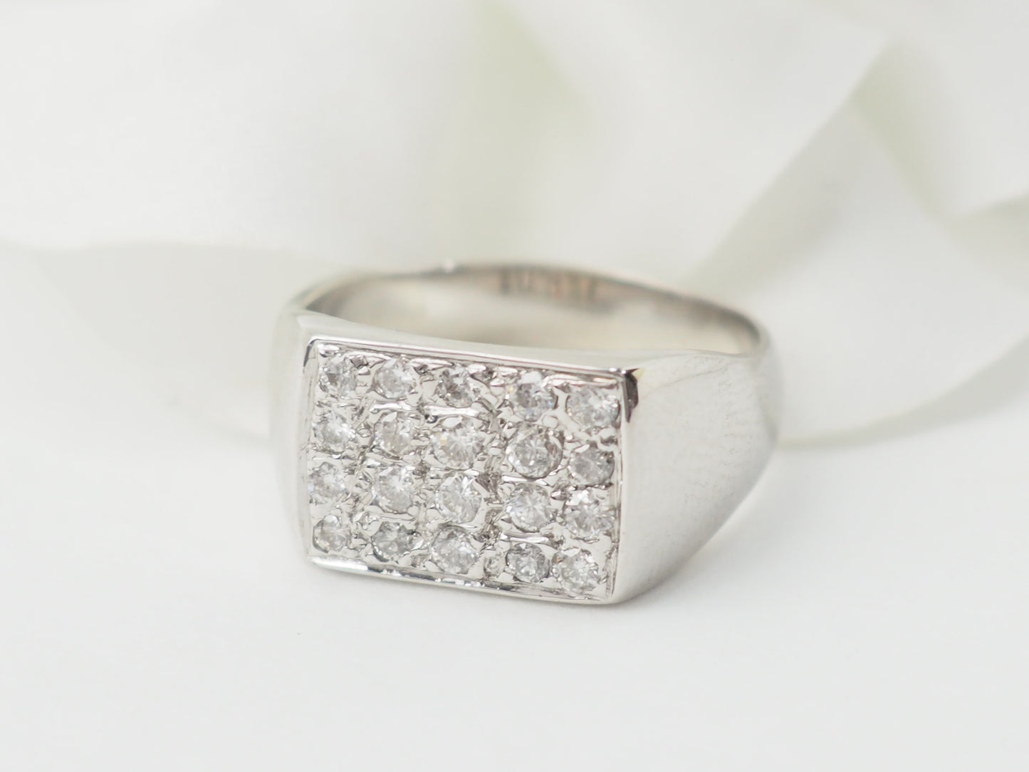 Bague chevalière en or blanc et diamants