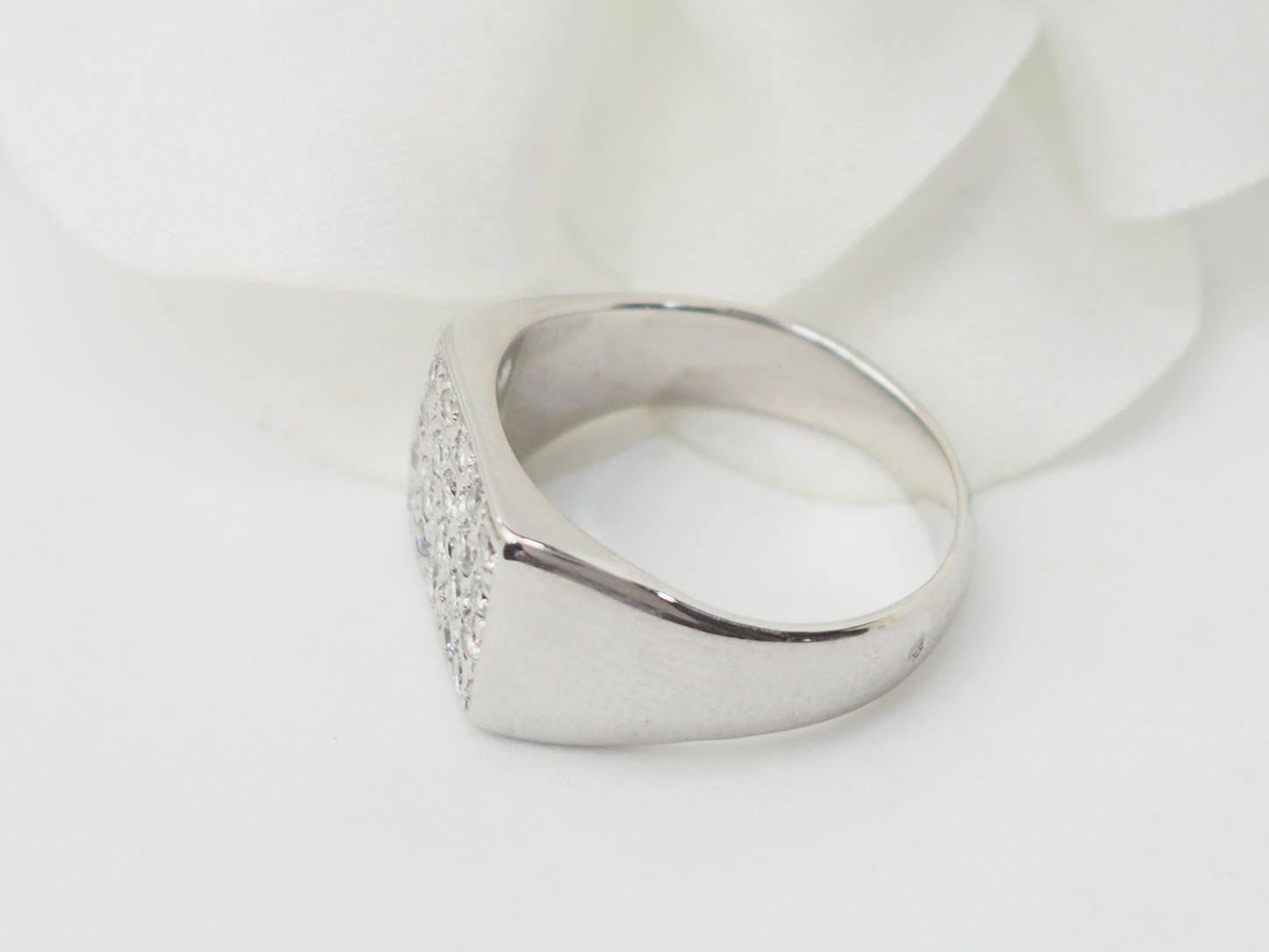 Bague chevalière en or blanc et diamants