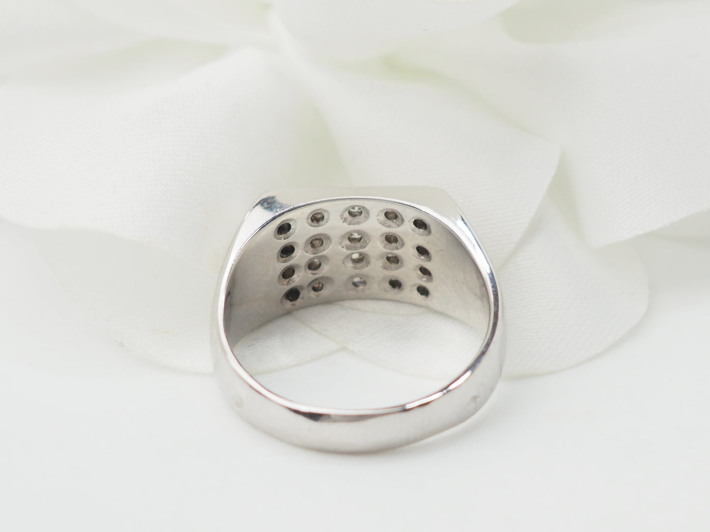 Bague chevalière en or blanc et diamants
