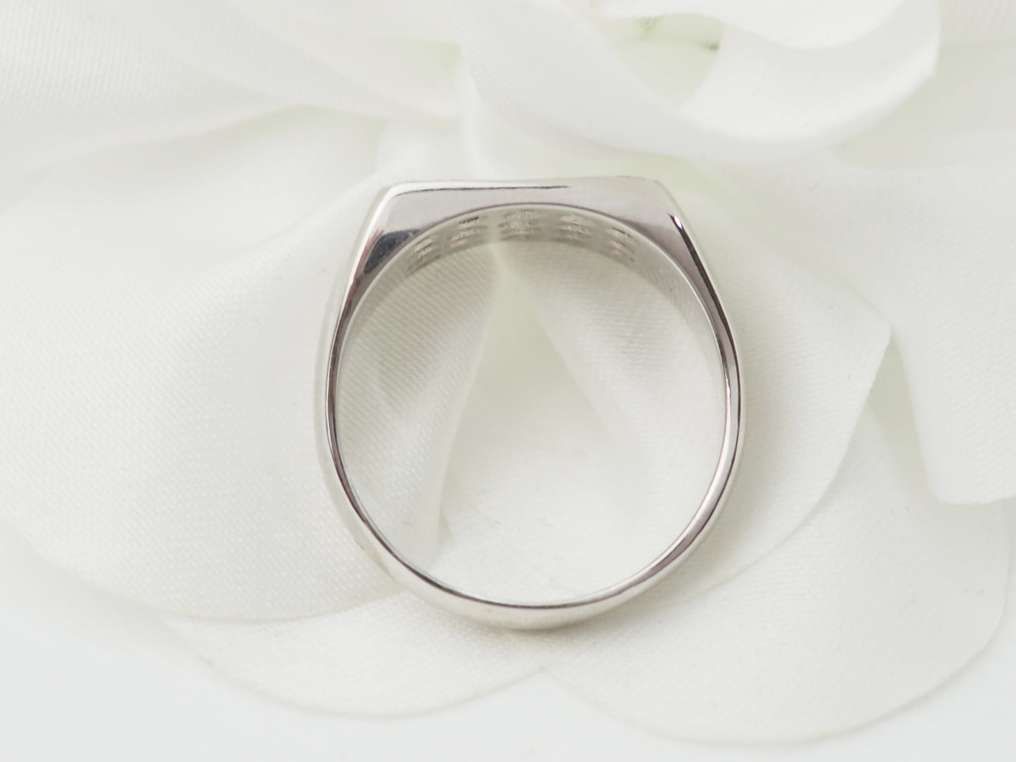 Bague chevalière en or blanc et diamants