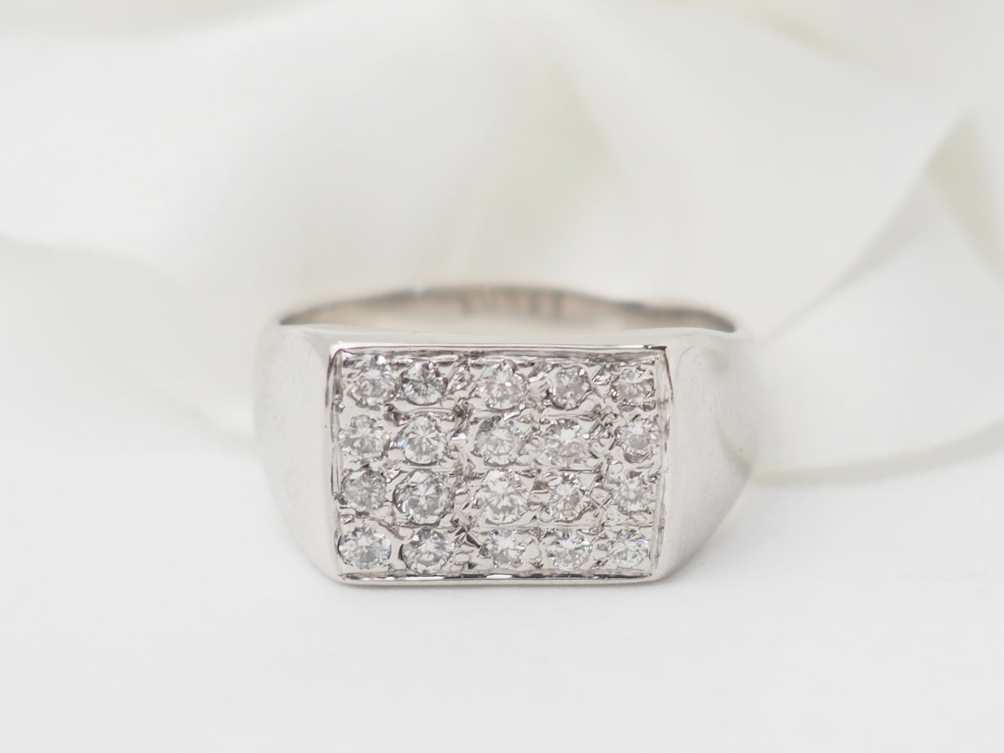 Bague chevalière en or blanc et diamants