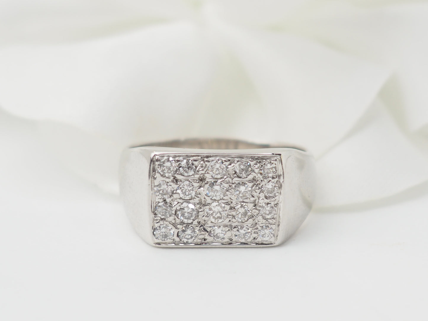 Bague chevalière en or blanc et diamants