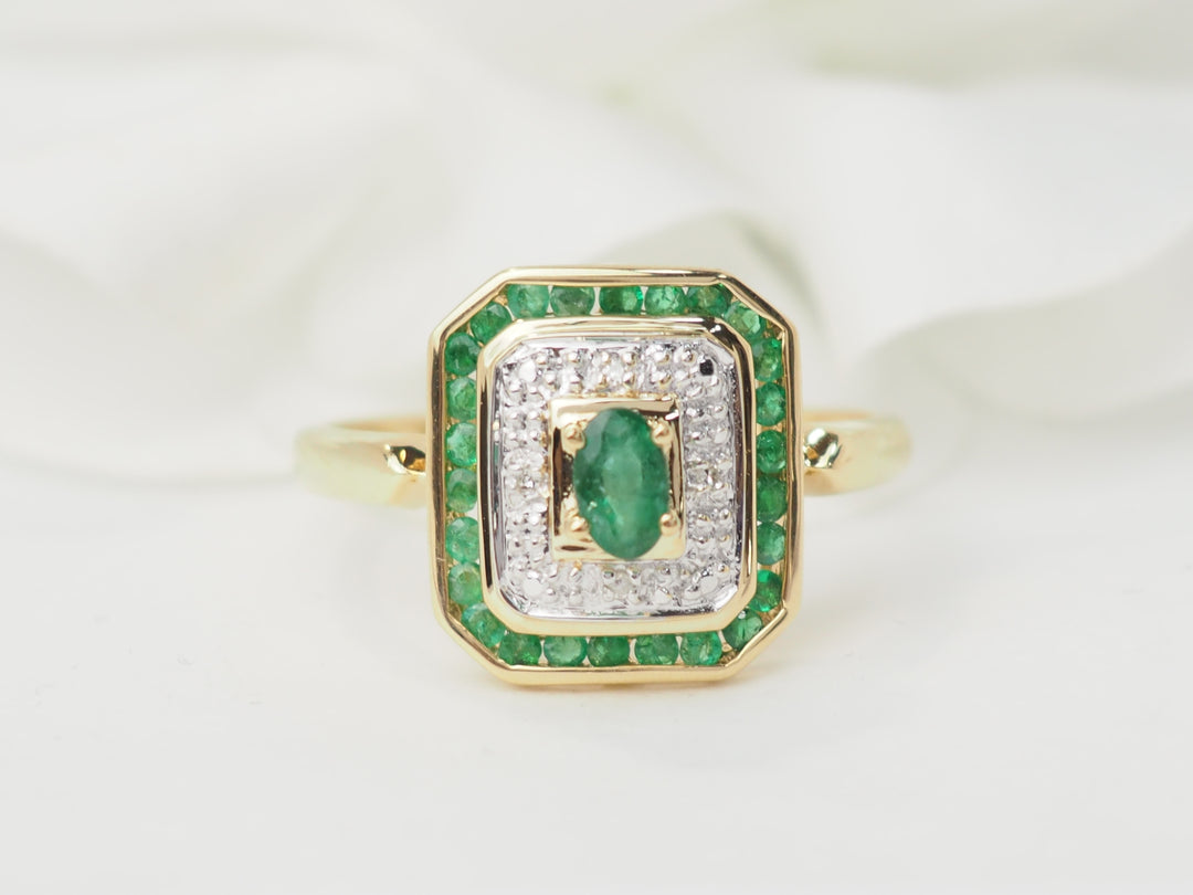 Bague en or jaune, émeraude et diamants