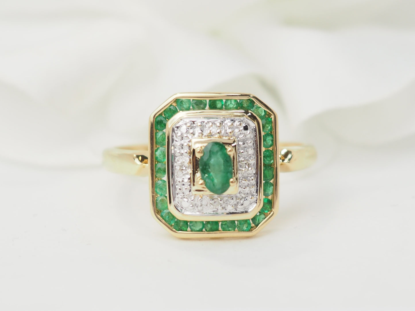 Bague en or jaune, émeraude et diamants