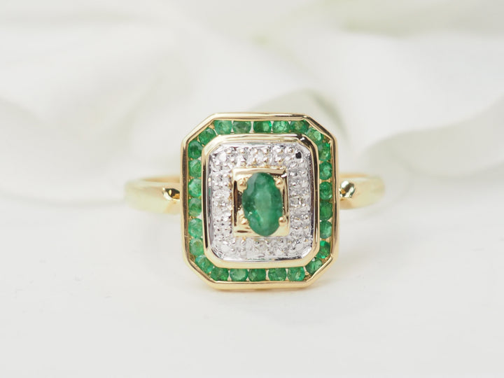 Bague en or jaune, émeraude et diamants