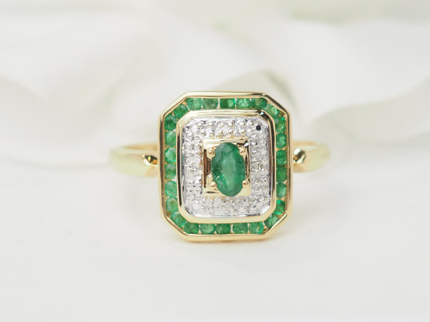 Bague en or jaune, émeraude et diamants