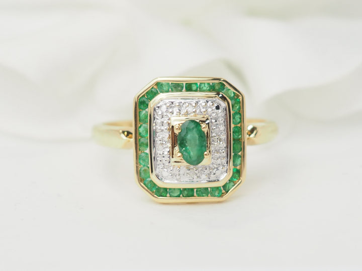 Bague en or jaune, émeraude et diamants