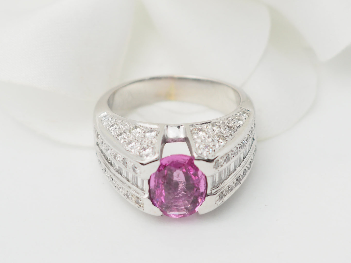 Bague jonc en or blanc, saphir rose et diamants
