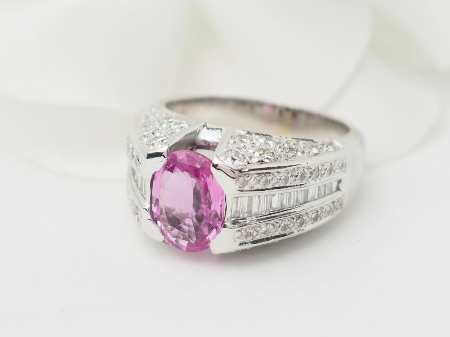 Bague jonc en or blanc, saphir rose et diamants