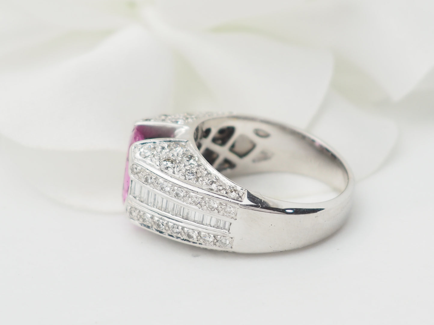 Bague jonc en or blanc, saphir rose et diamants