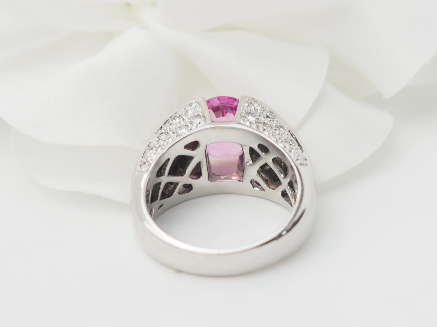 Bague jonc en or blanc, saphir rose et diamants