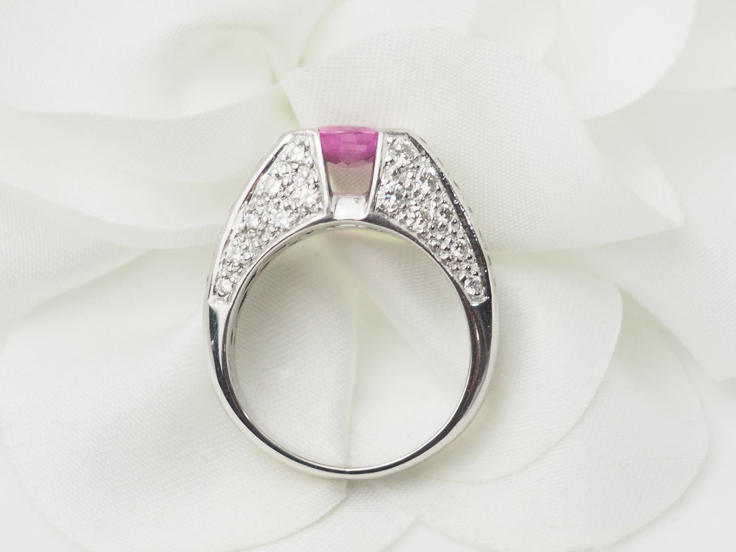 Bague jonc en or blanc, saphir rose et diamants