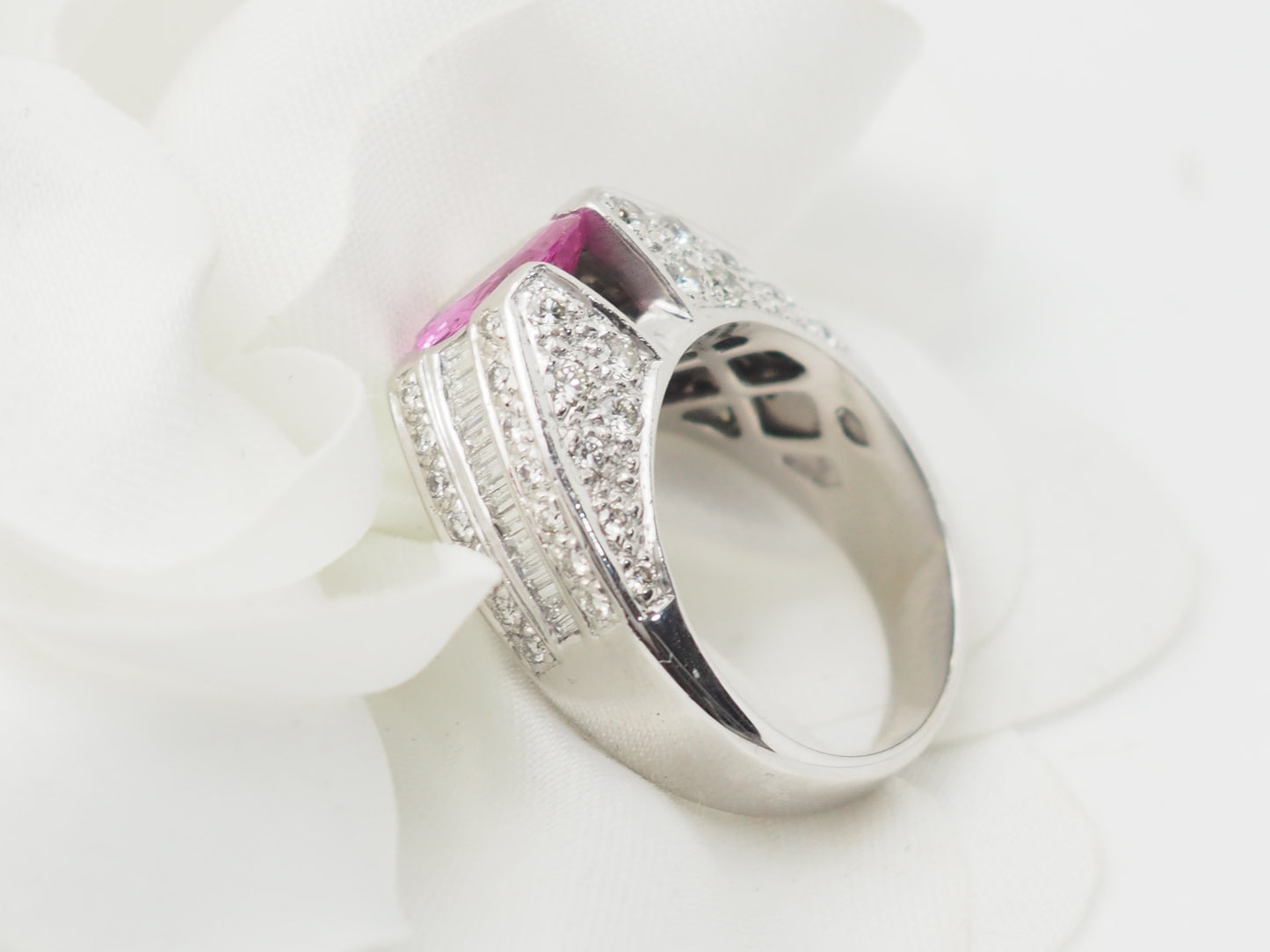 Bague jonc en or blanc, saphir rose et diamants