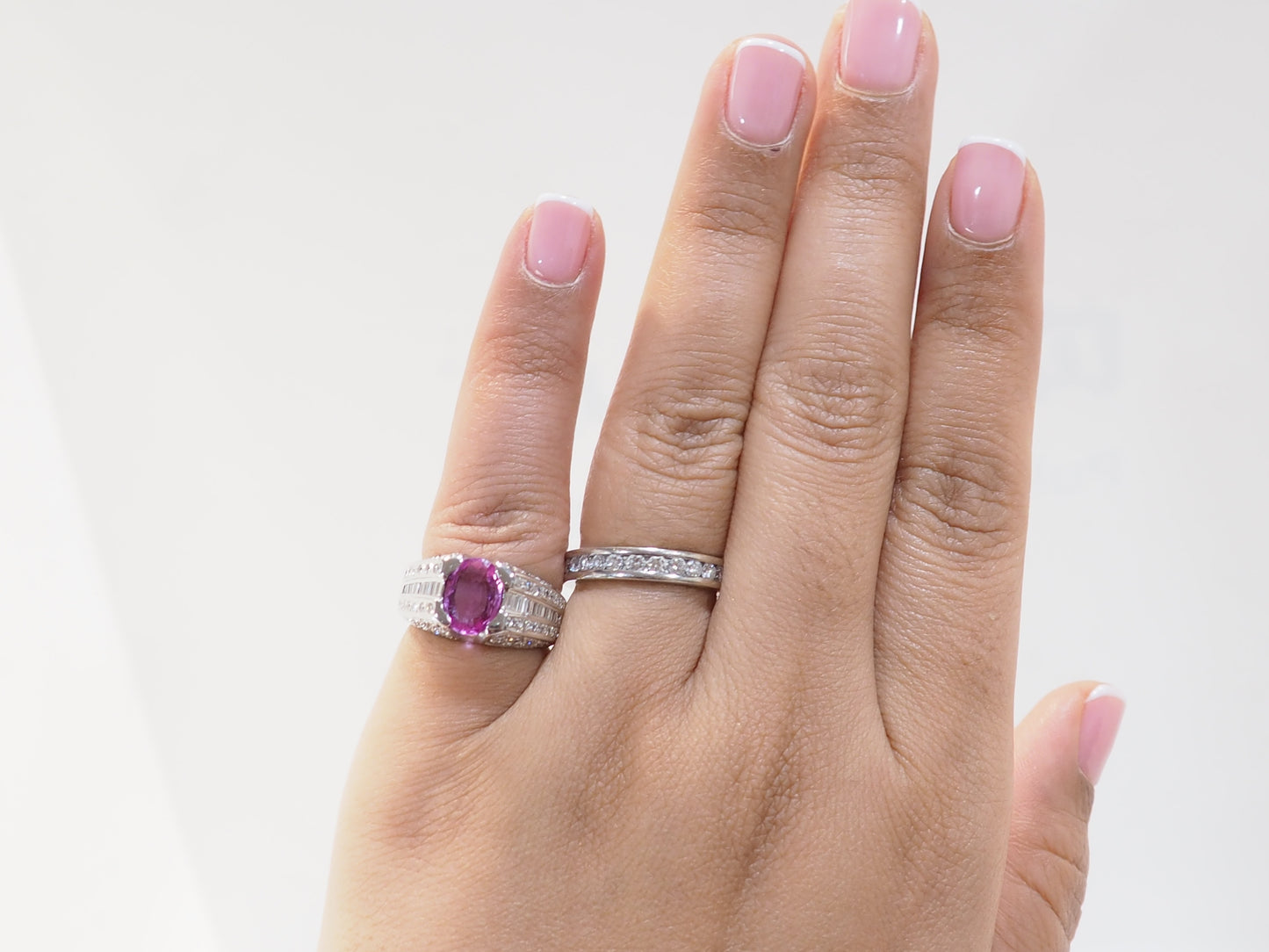 Bague jonc en or blanc, saphir rose et diamants