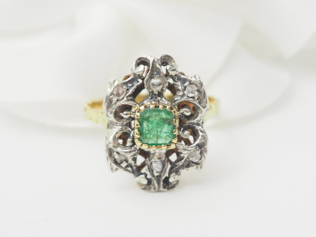 Bague ancienne en or jaune, émeraude et roses