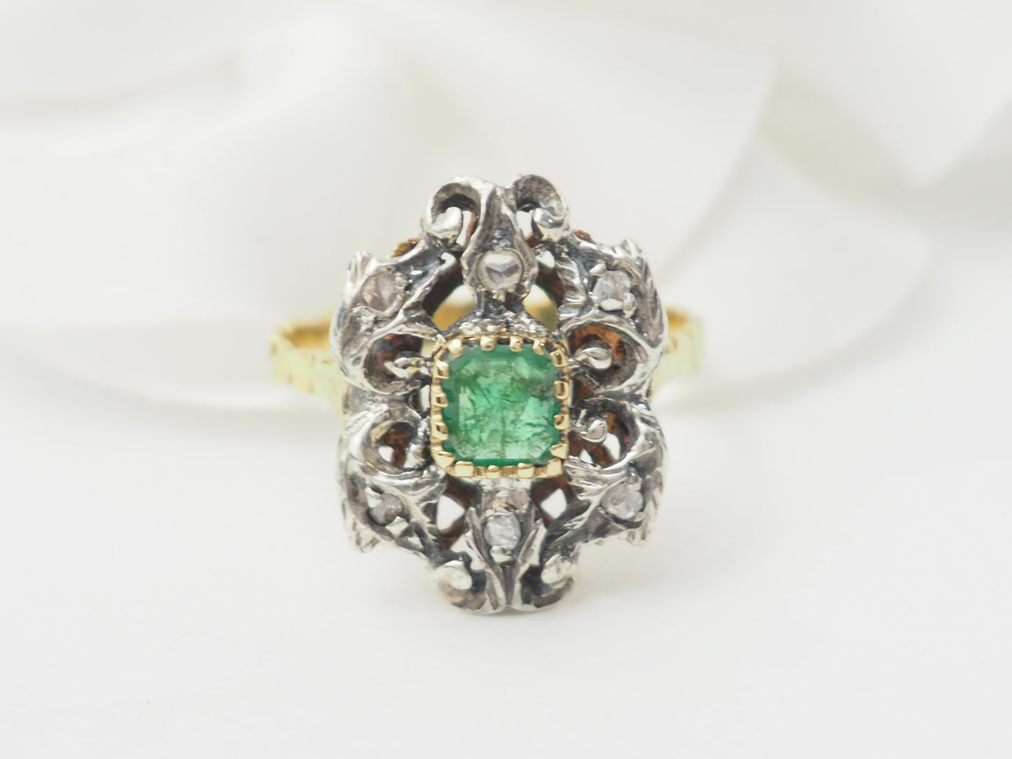 Bague ancienne en or jaune, émeraude et roses