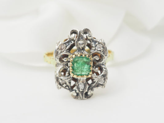 Bague ancienne en or jaune, émeraude et roses