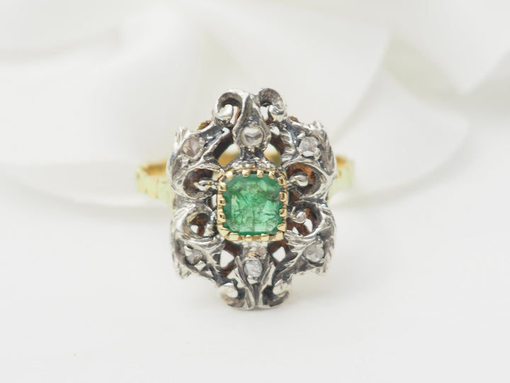 Bague ancienne en or jaune, émeraude et roses