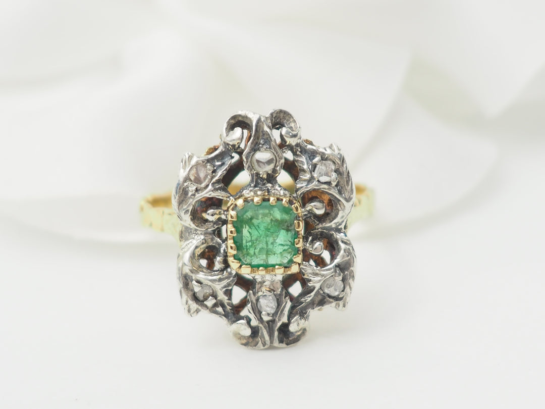 Bague ancienne en or jaune, émeraude et roses