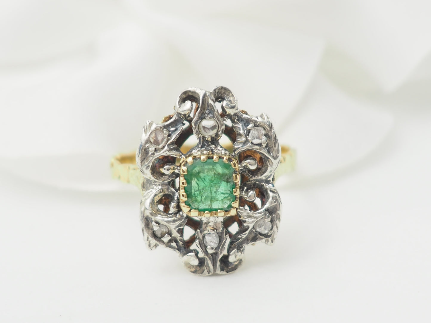 Bague ancienne en or jaune, émeraude et roses