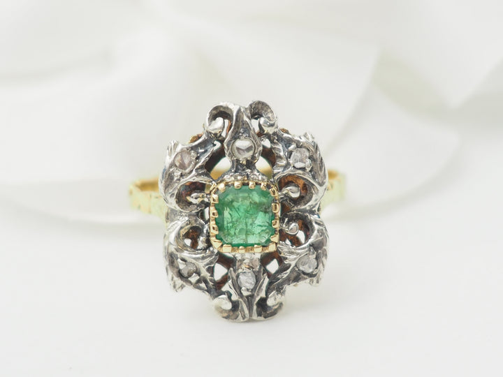Bague ancienne en or jaune, émeraude et roses