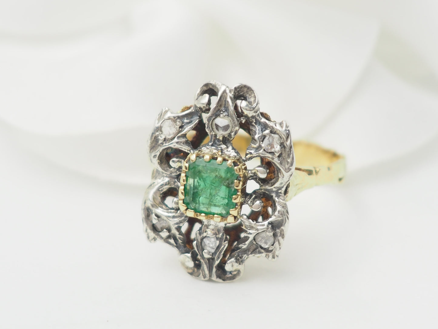 Bague ancienne en or jaune, émeraude et roses