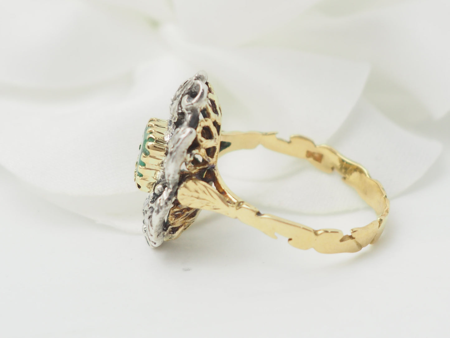 Bague ancienne en or jaune, émeraude et roses