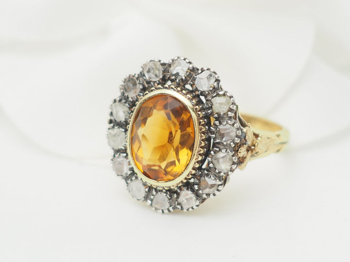 Bague ancienne en or jaune, topaze et diamants