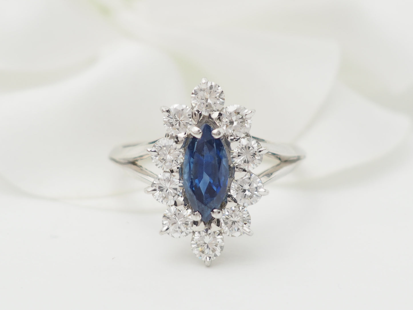 Bague marquise en or blanc, saphir et diamants