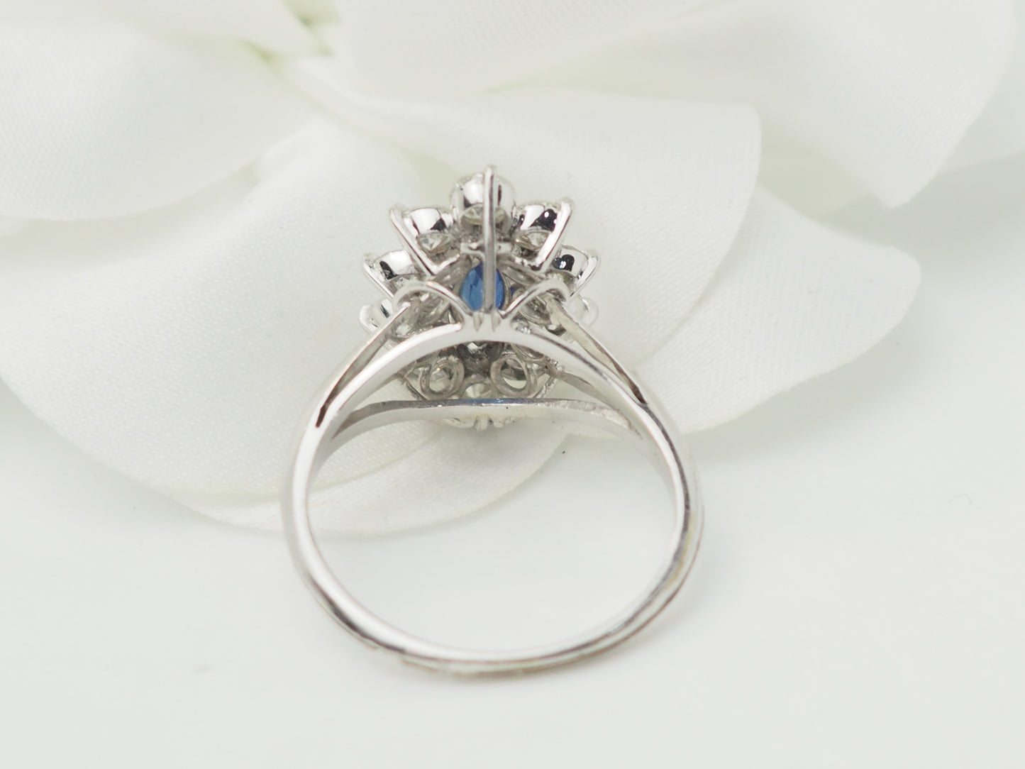 Bague marquise en or blanc, saphir et diamants