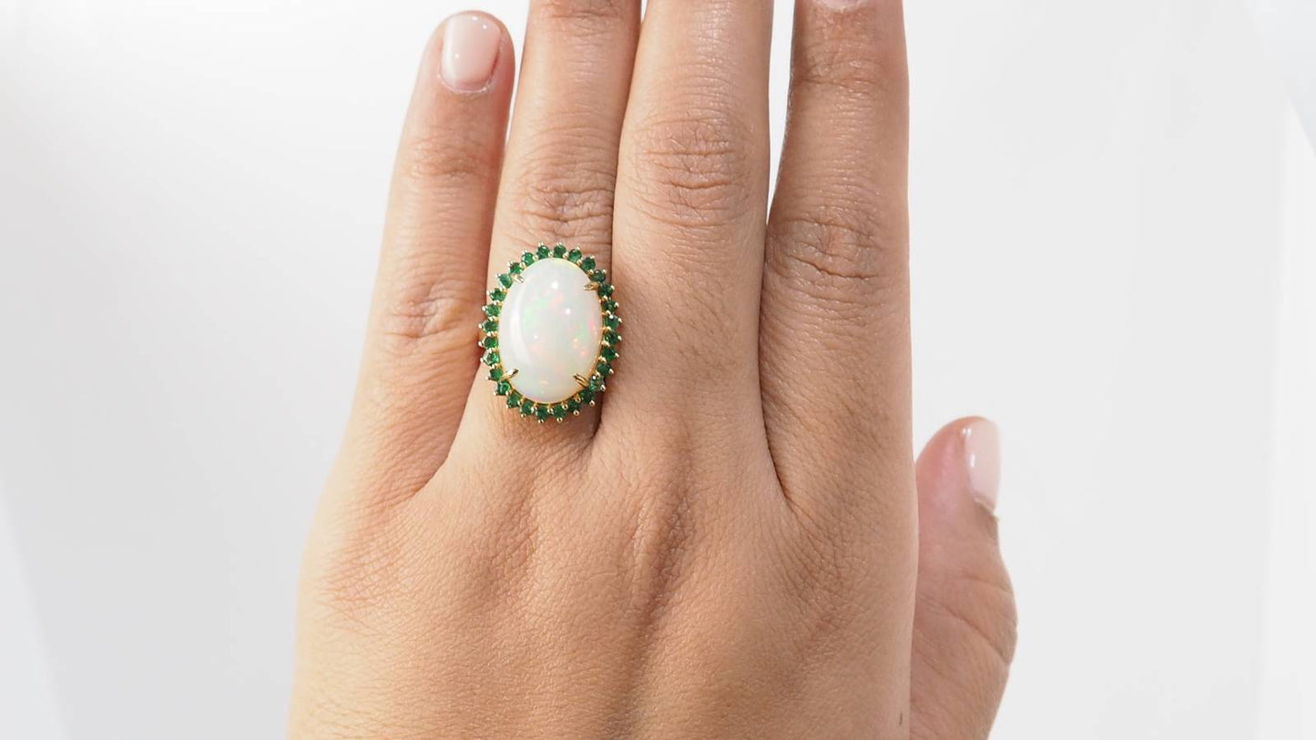 Bague ovale en or jaune, opale cabochon et émeraudes
