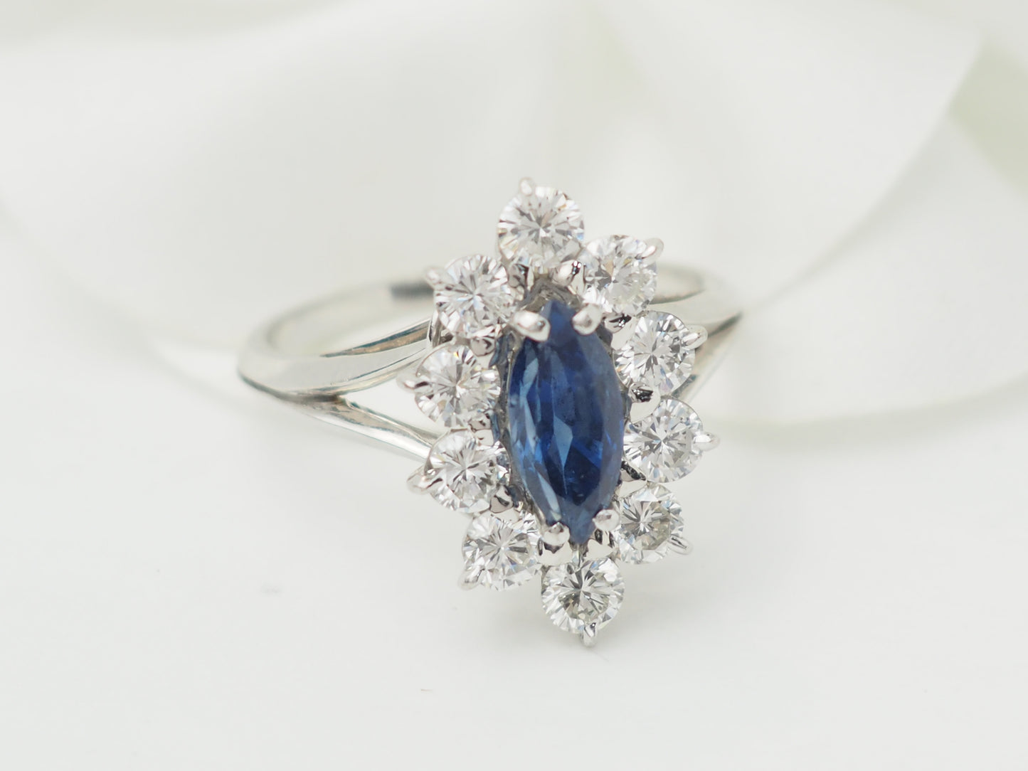 Bague marquise en or blanc, saphir et diamants