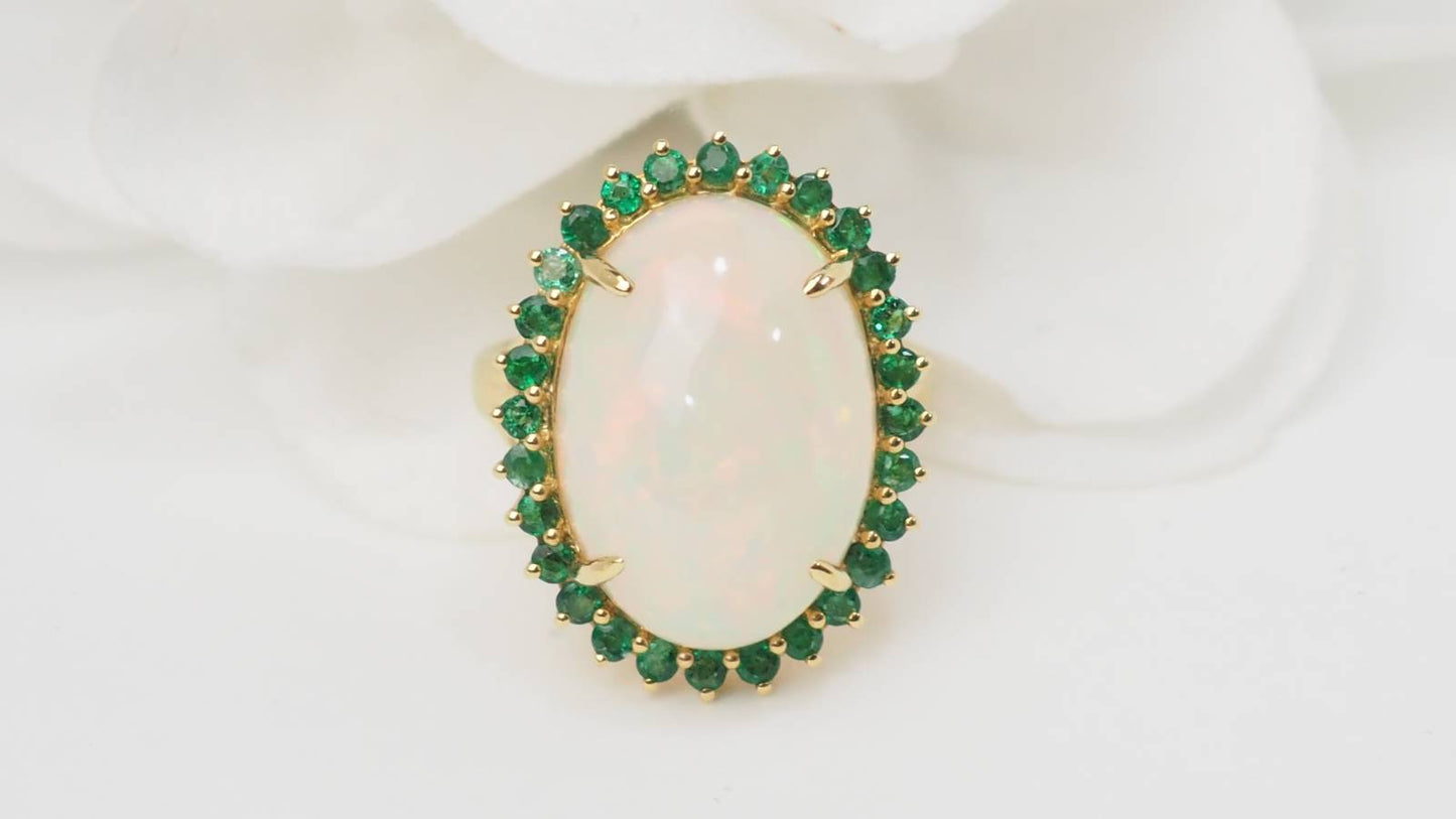 Bague importante opale ovale et émeraudes