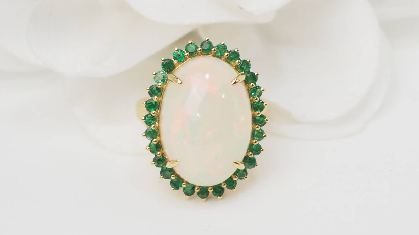 Bague importante opale ovale et émeraudes