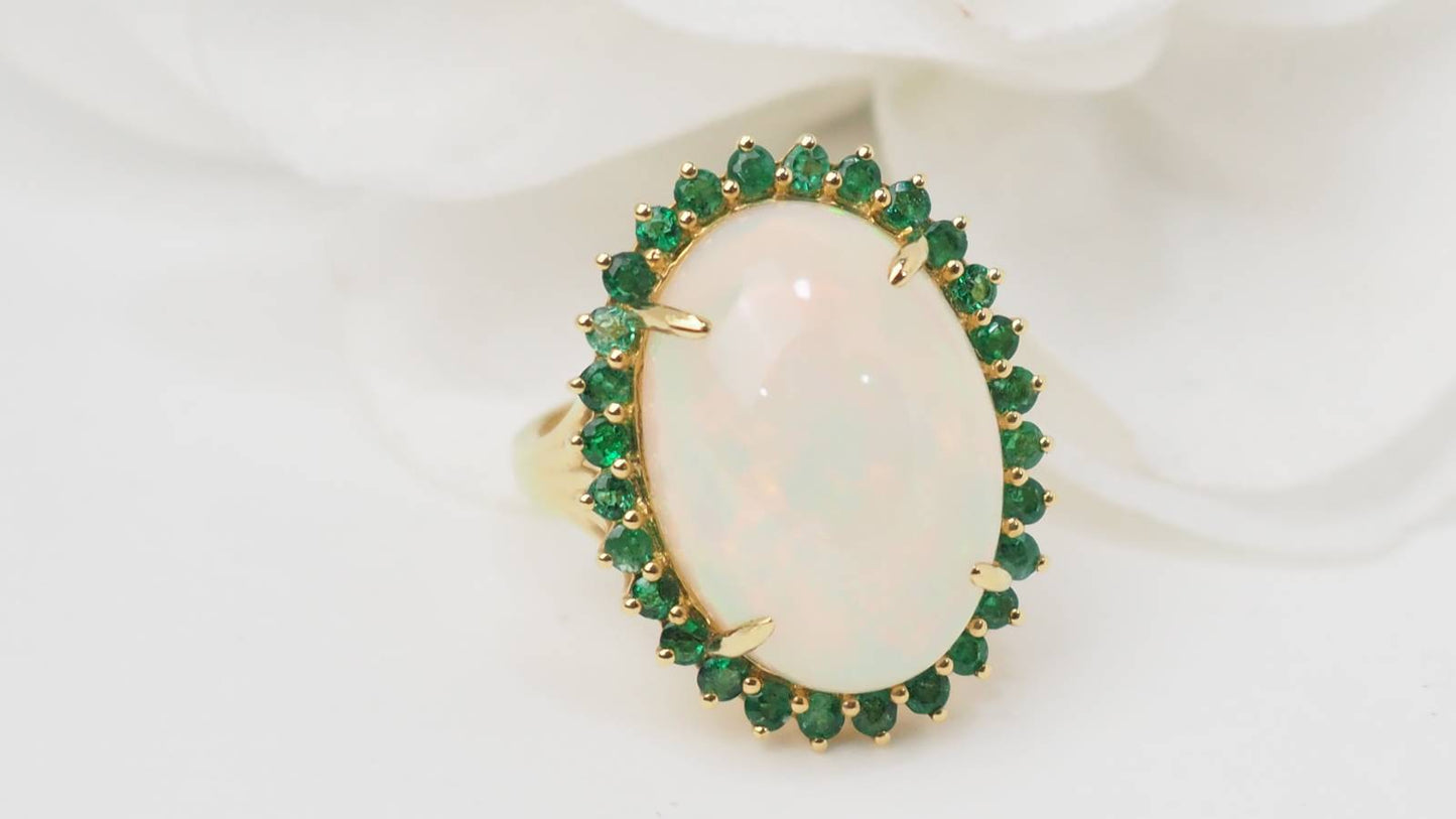 Bague ovale en or jaune, opale cabochon et émeraudes