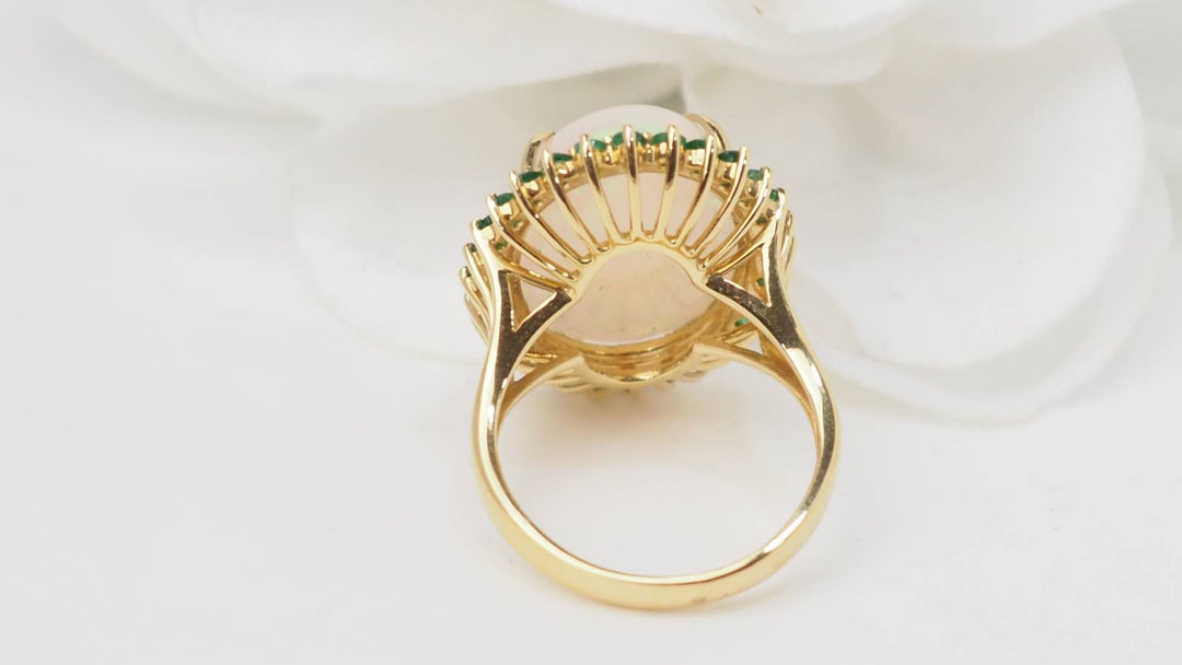 Bague ovale en or jaune, opale cabochon et émeraudes