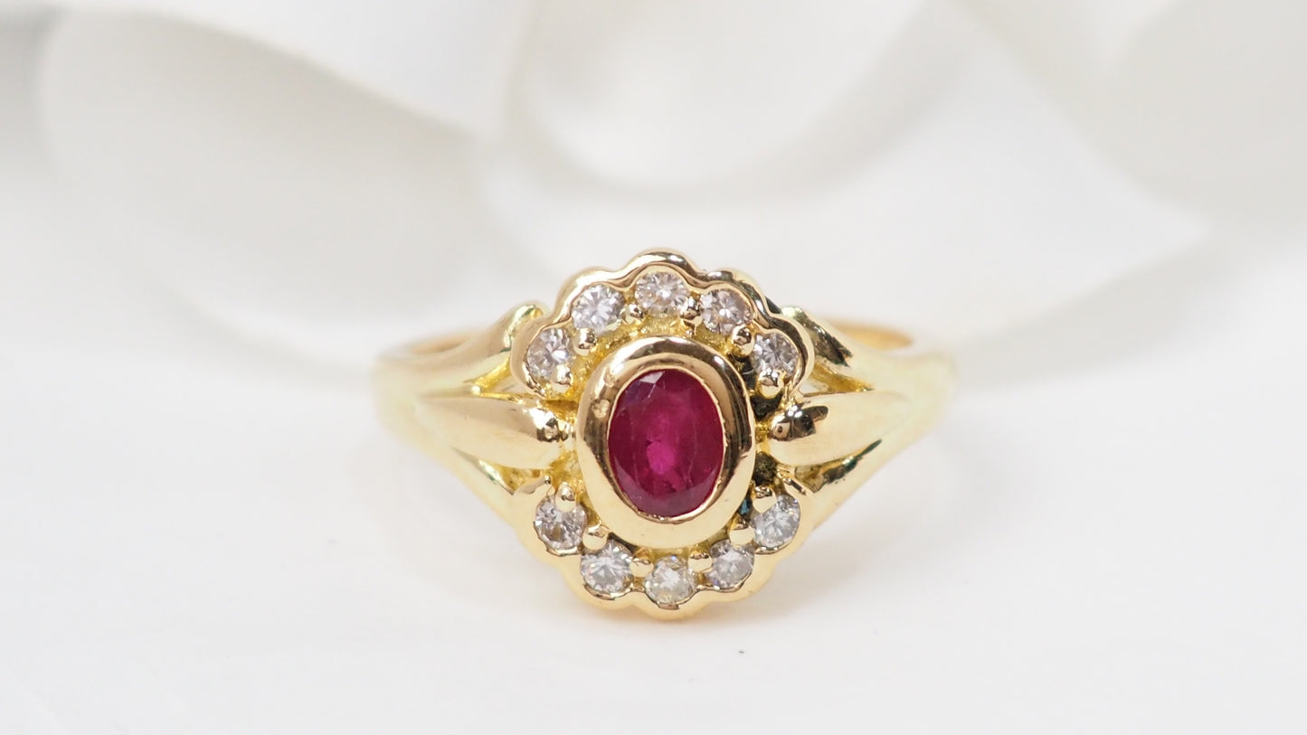 Bague marguerite en or jaune, rubis et diamants