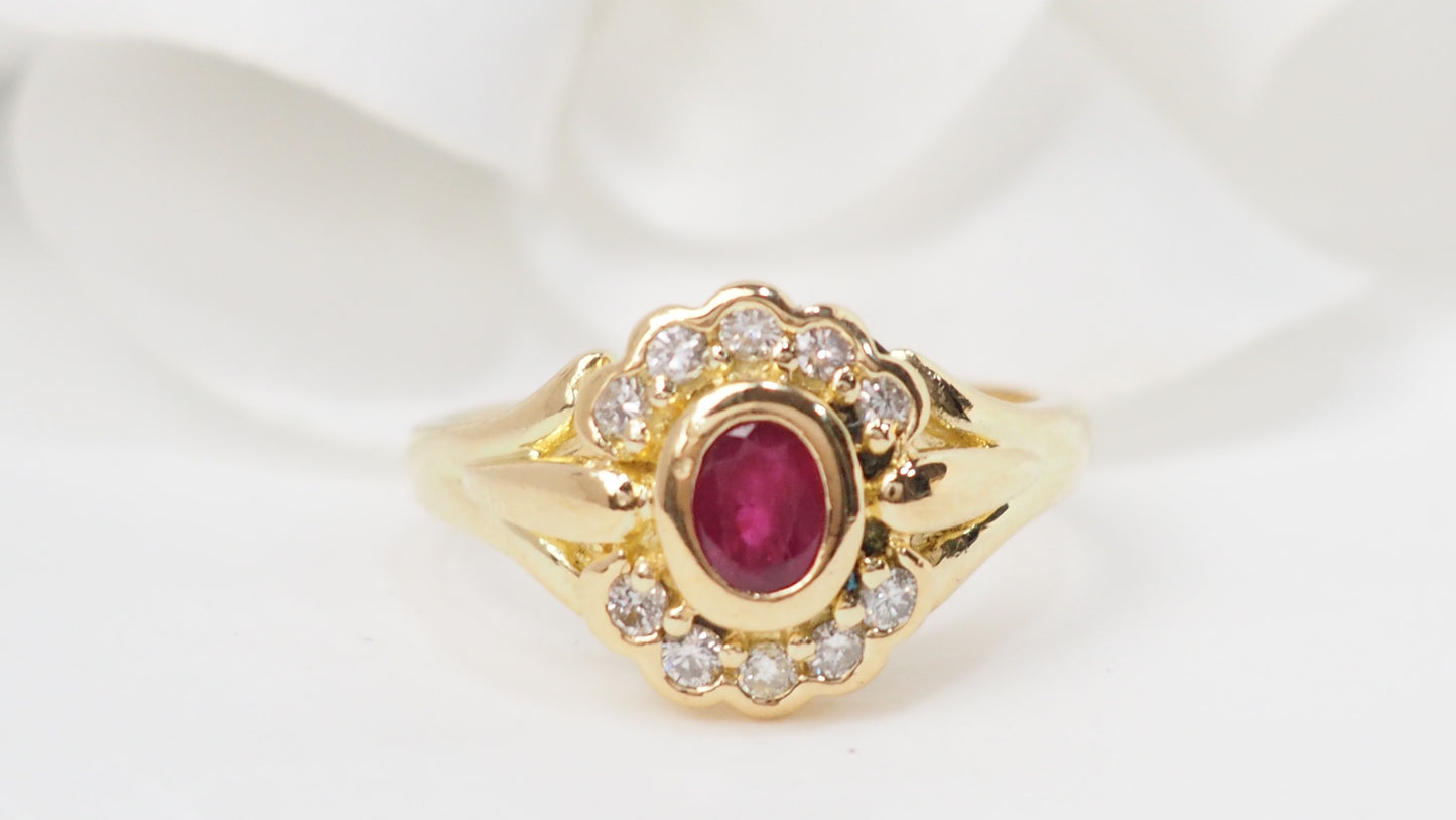 Bague marguerite en or jaune, rubis et diamants