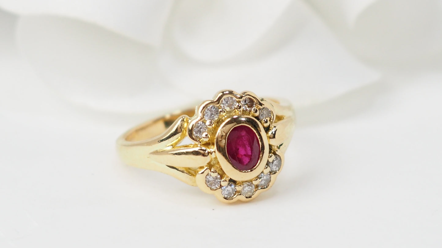 Bague marguerite en or jaune, rubis et diamants