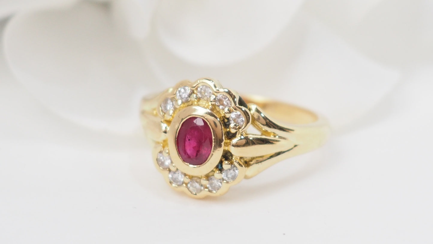 Bague marguerite en or jaune, rubis et diamants