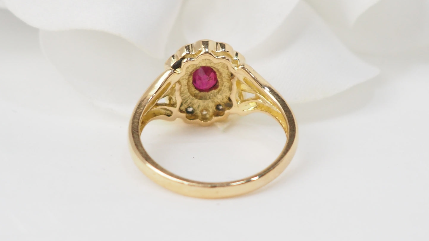 Bague marguerite en or jaune, rubis et diamants